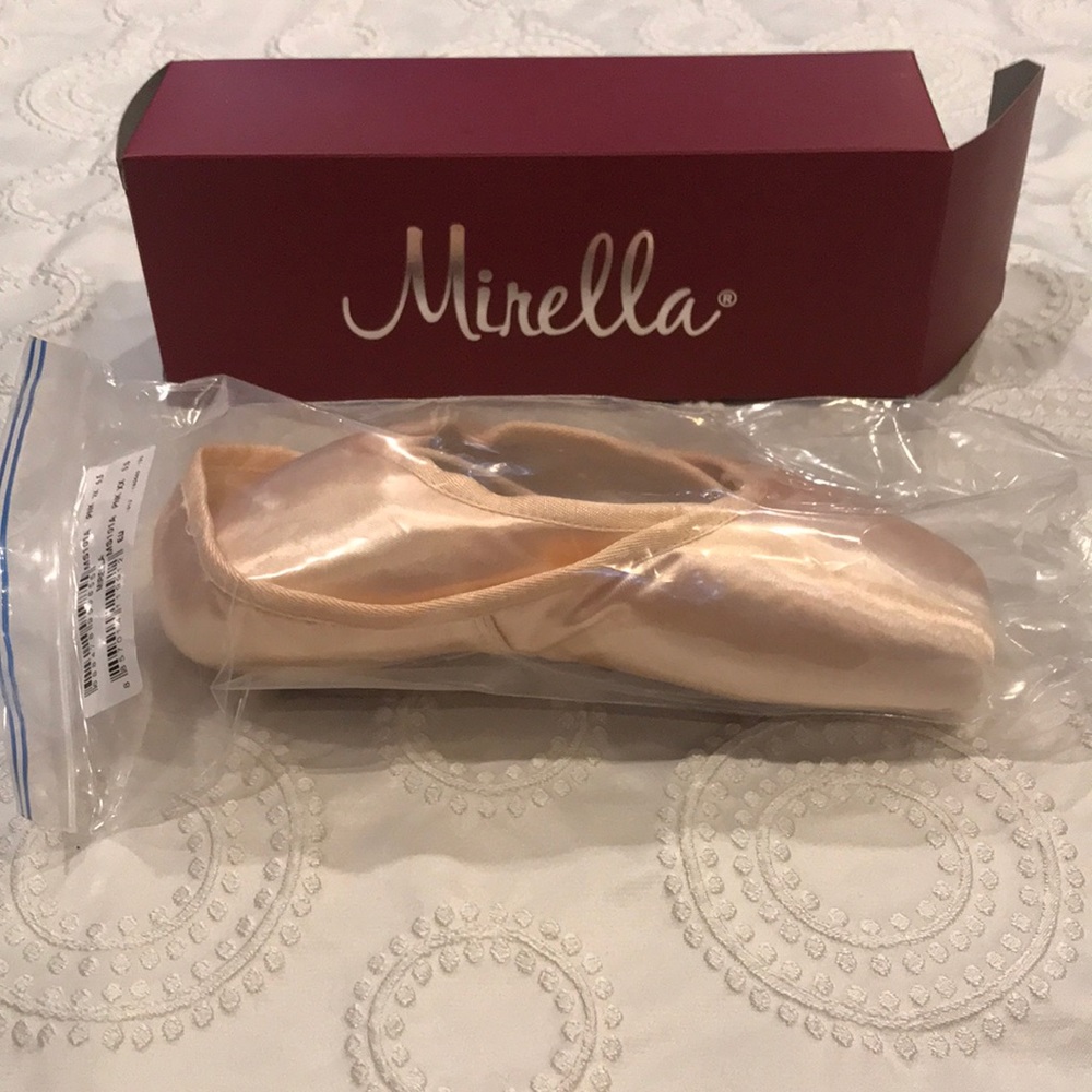 Mirella pointe shoes
